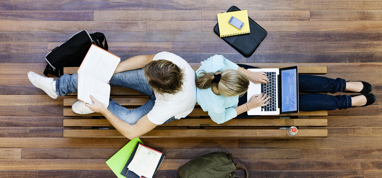 תמונת אילוסטרציה: מבט על סטודנט וסטודנטית האחד עם ספר והשניה עם מחשב נישא