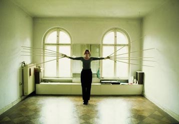 רבקה הורן – "נוגעת בקירות בשתי ידיים במקביל" . ברלין 1974 
