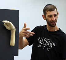 מחזיק לעצמי את היד