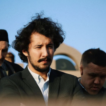 שלושה גברים מתפללים