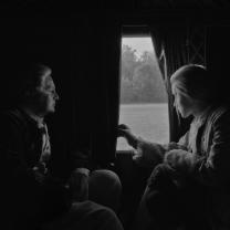 שתי נשים מביטות דרך חלון