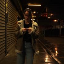 אישה הולכת ברחוב חשוך