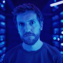 גבר בין אורות כחולים