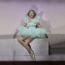 אישה לבושה בבגדי בלט