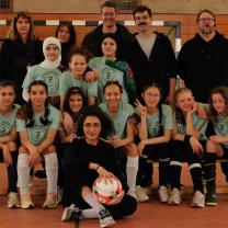 קבוצה של נערות שחקניות כדורגל