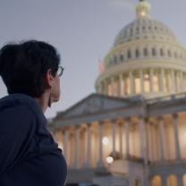 אישה מביטה על מבנה מואר