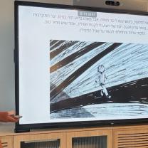 בן אדם ליד לוח עושה פרזנטציה