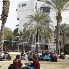 סטודנטים בכיכר המרכזית