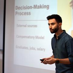 סטודנט מרצה בכיתה