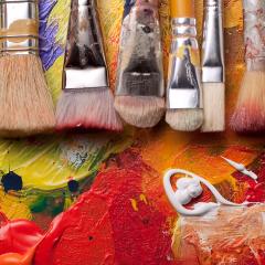 תמונת אילוסטרציה: סדרת מכחולי מסודרים על גבי קנואס מלא בצבעי שמן