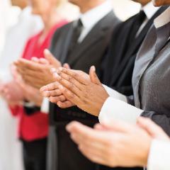 שורת אנשים מוחאים כפיים