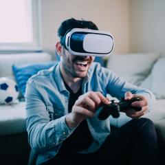 אילוסטרציה: איש משחק במציאות וירטואלית