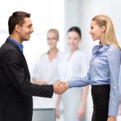 אילוסטרציה: אשת ואיש עסקים לוחצים ידיים