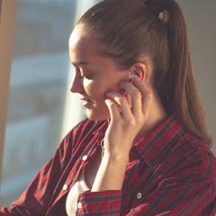 אילוסטרציה: סטודנטית מסתכלת במחשב עם אוזניות