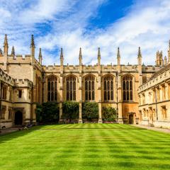 חצר אוניברסיטה