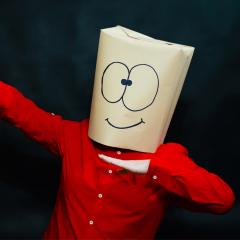 ארבע דמויות עם קרטון על הראש ופרצופים שונים מצויירים עליו