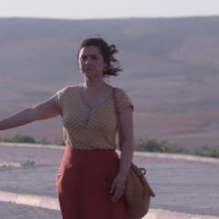 נטע תופסת טרמפים בדרום מתוך הסרט "מאמי"