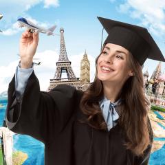 אילוסטרציה: צעירה עם בגדי בוגרת אוניברסיטה מטיסה מטוס ברקע גלובוס