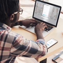 אילוסטרציה: איש כותב המחשב