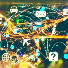 אילוסטרציה: עיר מלמעלה בלילה ועליה סימני אייקונים