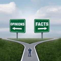 אילוסטרציה: אדם עומד מול שתי דרכים: ימינה עובדות ושמאלה דעות