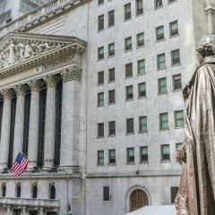 פסל ג'ורג' וושינגטון על רקע וול סטריט בניו יורק