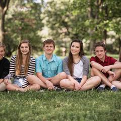 אילוסטרציה: בני נוער יושבים בשורה