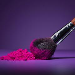 אילוסטרציה: מברשת איפור עם צללית על רקע סגול