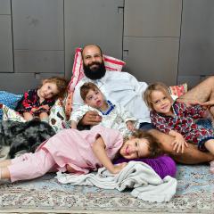 גילי יהושע דרייפוס עם ארבעת ילדיו