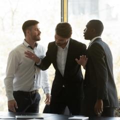 אילוסטרציה: גבר מפריד בין שני גברים במקום עבודה