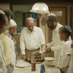 פריים מהסרט "עלים אדומים"