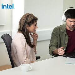 אישה ואיש מסתכלים במחשב