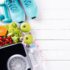 נעלי ספורט, תפוחים, סלט, משקל ובקבוק מים