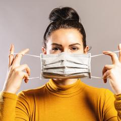 אישה שמה מסכה -קורונה