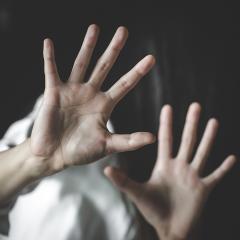 אישה מגנה על עצמה מפני אלימות