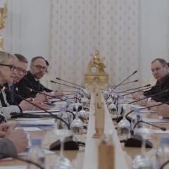 פריים מהסרט פמיניסטר