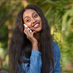 אישה מדבר בטלפון