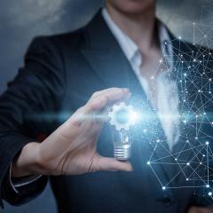 אדם עם מנורה עקרונות החדשנות