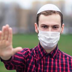 דתי עם מסיכת קורונה