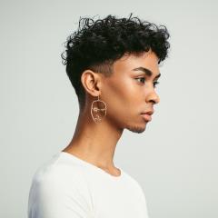 בחור עם מגדר נזיל