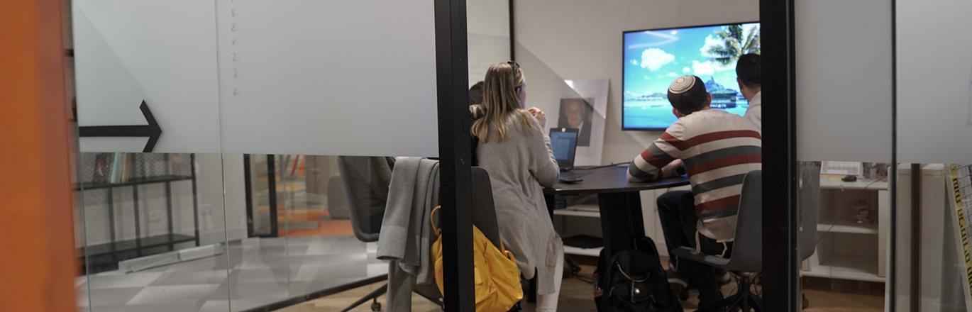 סטודנטים ומרצה במעבדת ח"י ספיר