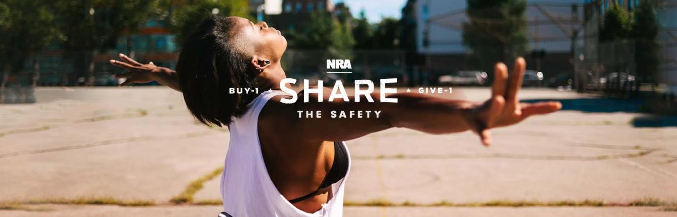 צילום אישה רוקדת בחוץ עם הכיתוב Share the Safety