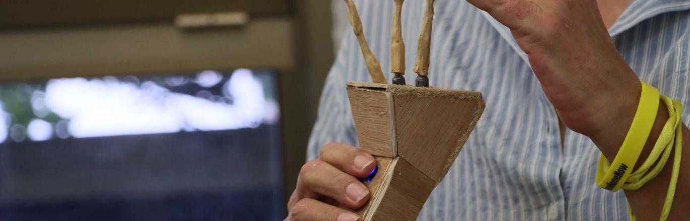 מחזיק לעצמי את היד