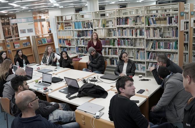 סטודנטים ומרצה במעבדת ח"י ספיר בספריה