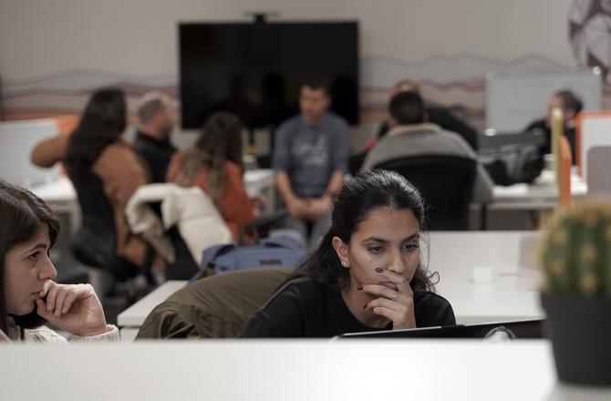 סטודנטית מול מחשב במעבדת ח"י בספיר