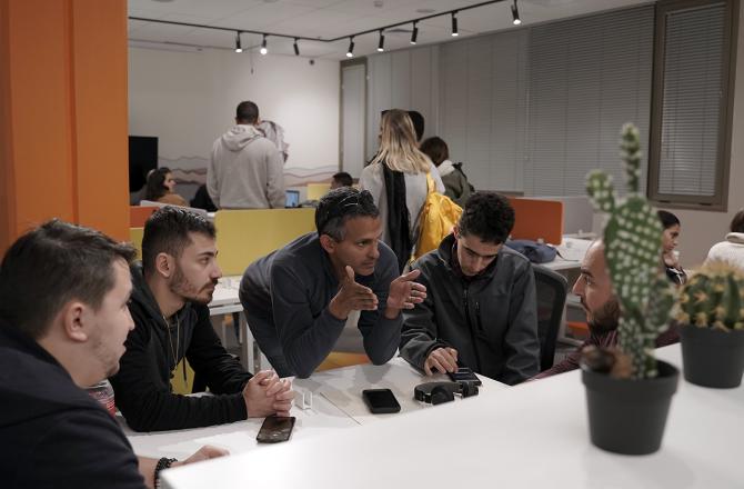 סטודנטים ומרצה במעבדת ח"י ספיר