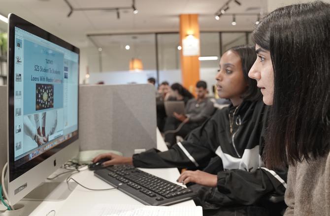 שתי סטודנטיות מול מחשב