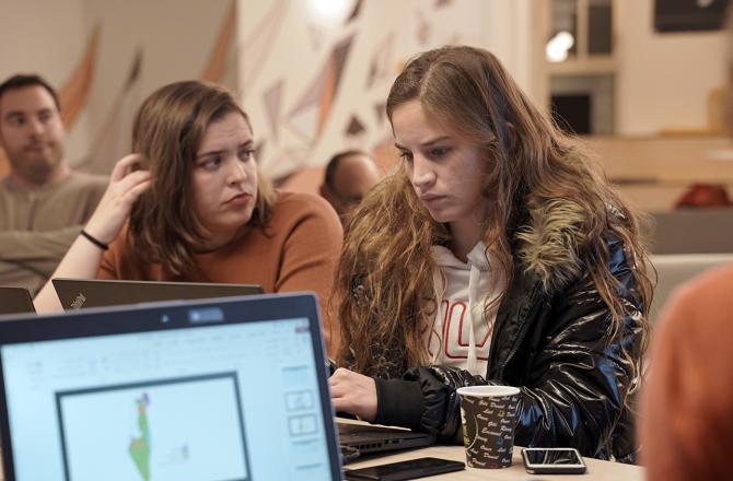 שתי סטודנטיות מול מחשב