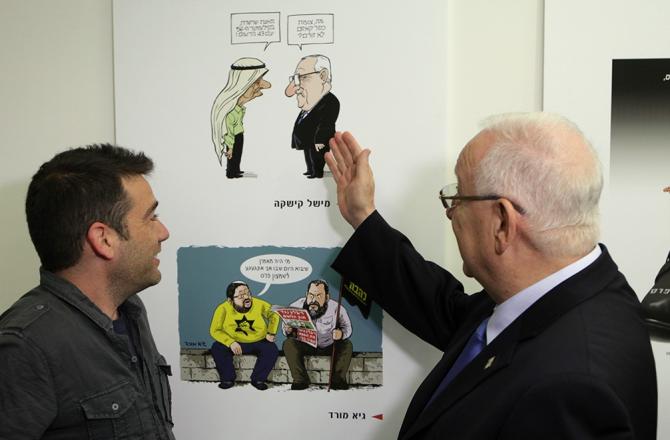 נשיא המדינה ראובן ריבלין על רקע קריקטורה שלו