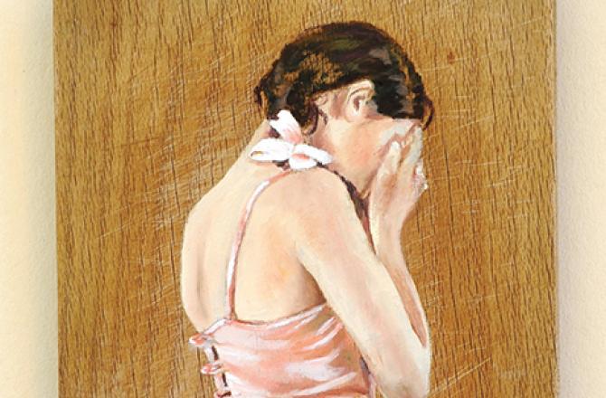 ציור על קרש חיתוך מעץ של נערה צעירה בגבה למצלמה מכסה פניה